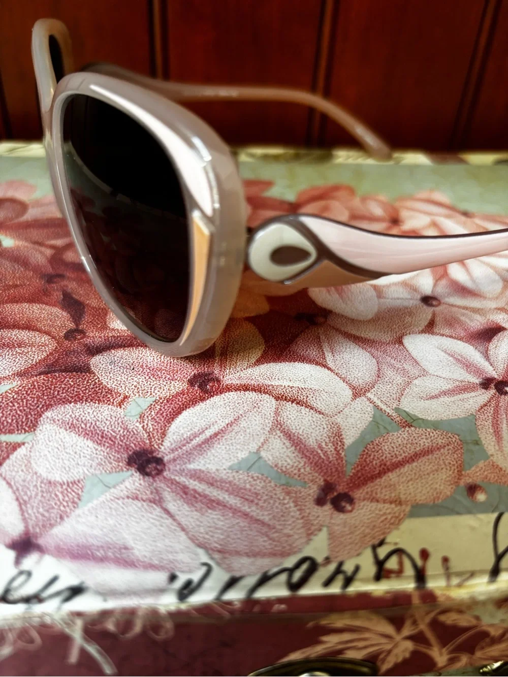 ELLE oversized sunglasses pink retro-inspired design